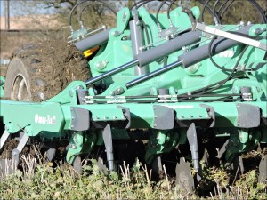 Omni-Til trailed soil loosening system 
